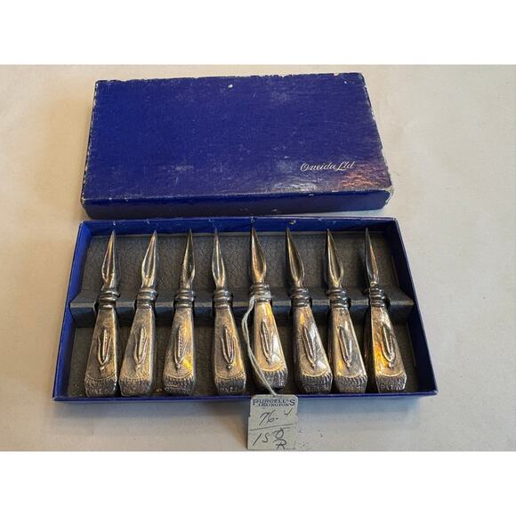 1940's Oneida Corn Holders Set of 8 Fancy Silver Plated Corn on the Cob Holders - Picture 1 of 7